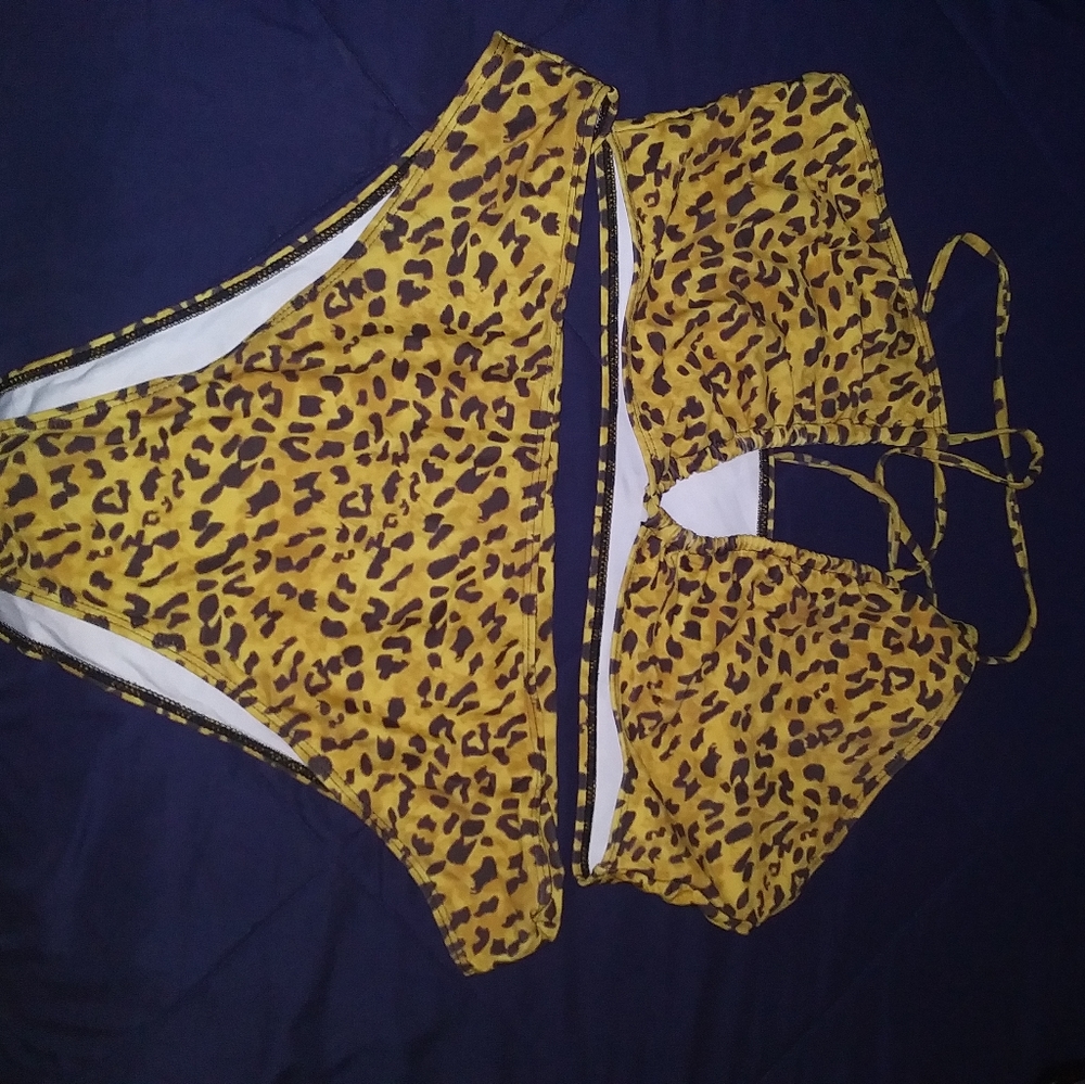 Bathing suits - Picture 2 of 9